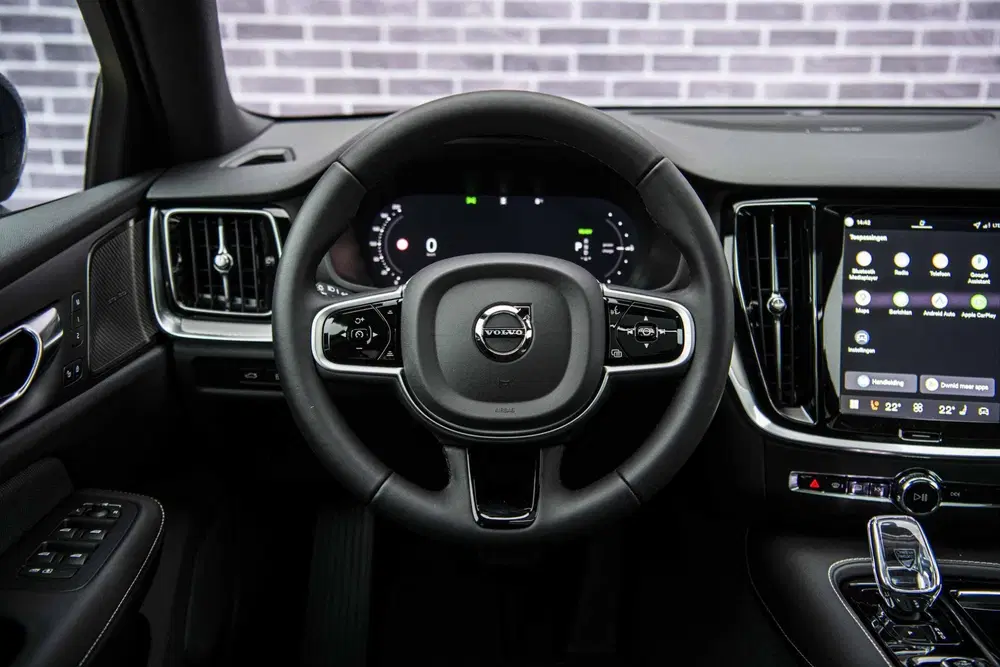 Volvo V60 2.0 T6 Plug-in hybrid AWD Ultra Dark uit 2026, foto 2