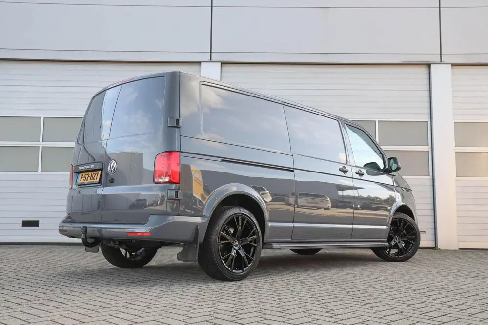 Volkswagen Transporter 2.0 TDI 150pk DSG L2H1 30 Highline uit 2023, foto 2