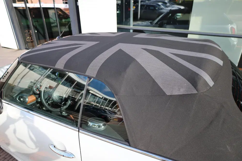 Mini Cabrio John Cooper Works uit 2019, foto 14