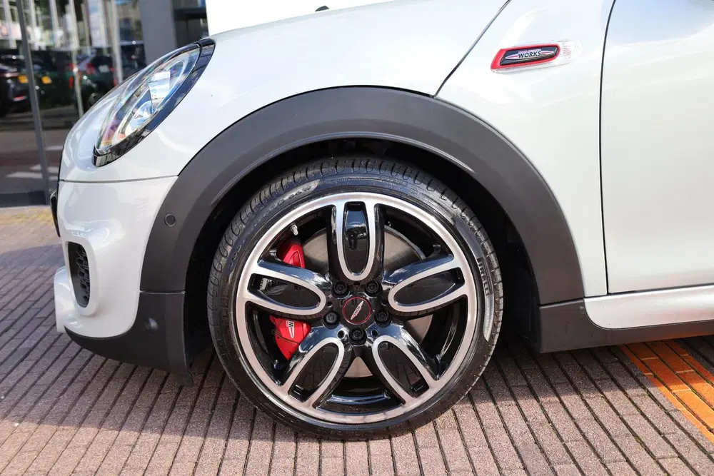 Mini Cabrio John Cooper Works uit 2019, foto 6