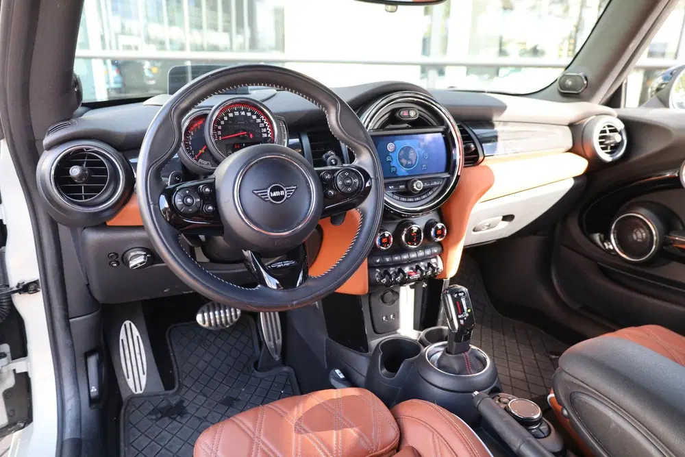 Mini Cabrio John Cooper Works uit 2019, foto 7