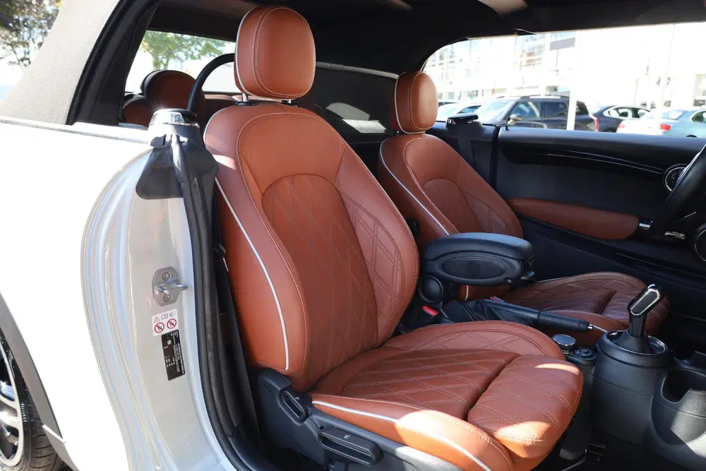Mini Cabrio John Cooper Works uit 2019, foto 8