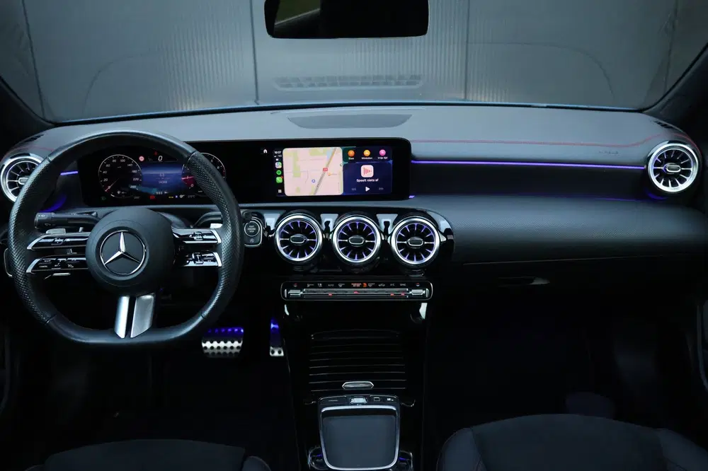 Mercedes-Benz CLA 200 AMG Line uit 2024, foto 8