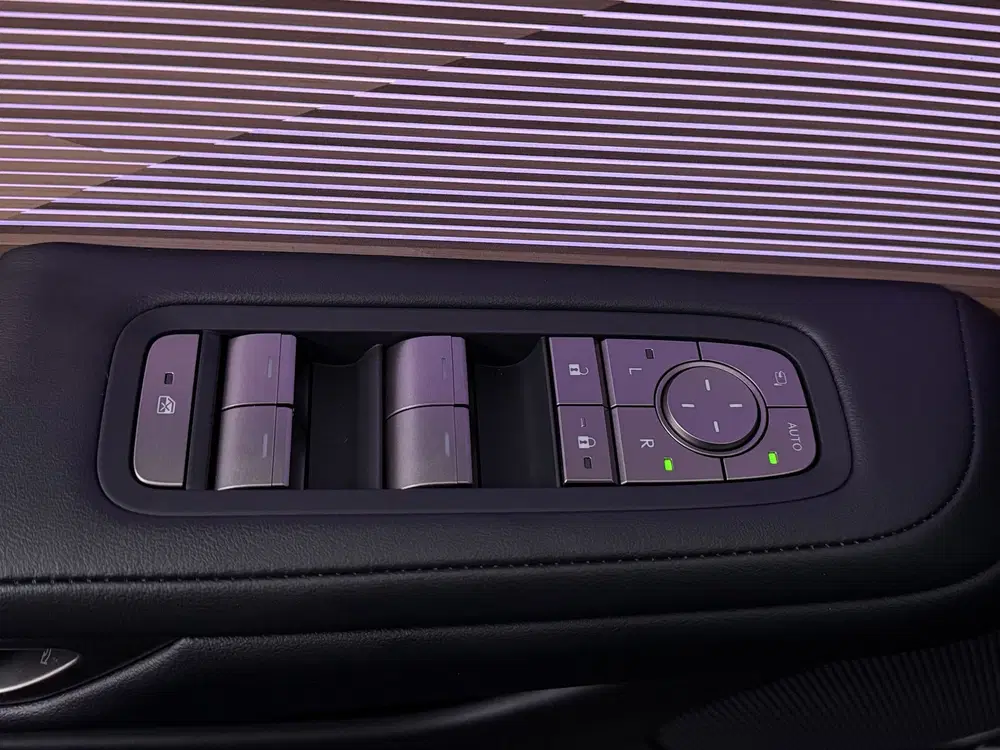 Lexus ES 350e President Line uit 2026, foto 4