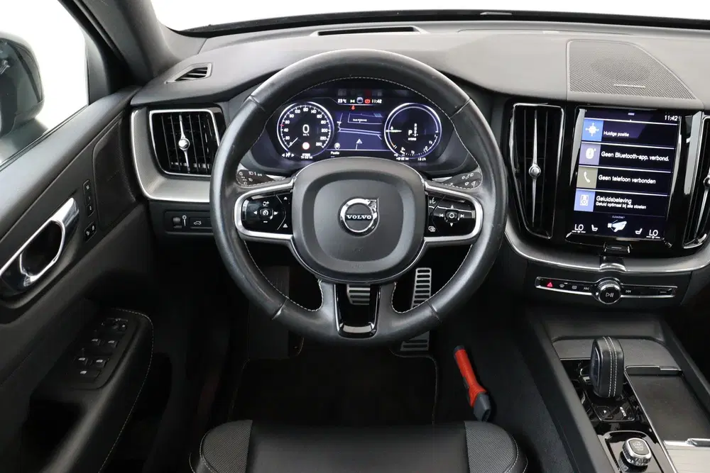 Volvo XC60 T6 RECHARGE AWD R-DESIGN -PANO.DAK uit 2021, foto 2