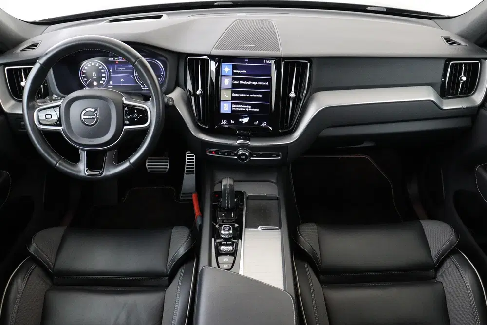 Volvo XC60 T6 RECHARGE AWD R-DESIGN -PANO.DAK uit 2021, foto 4