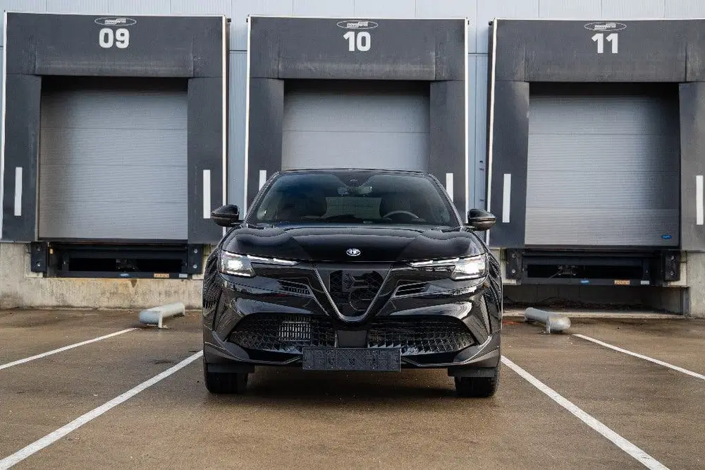 Alfa Romeo Junior 1.2 Turbo Hybrid 136pk Edct6 2025 Zwart uit 2025, foto 2