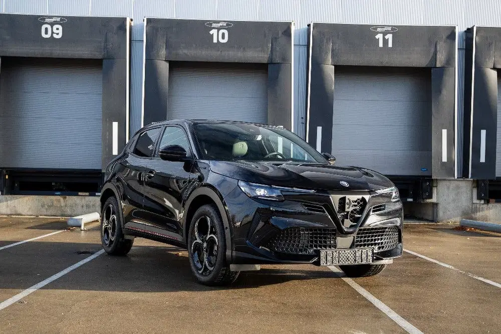 Alfa Romeo Junior 1.2 Turbo Hybrid 136pk Edct6 2025 Zwart uit 2025, foto 3
