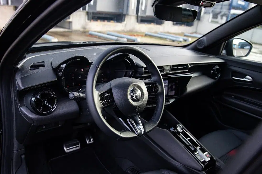 Alfa Romeo Junior 1.2 Turbo Hybrid 136pk Edct6 2025 Zwart uit 2025, foto 7