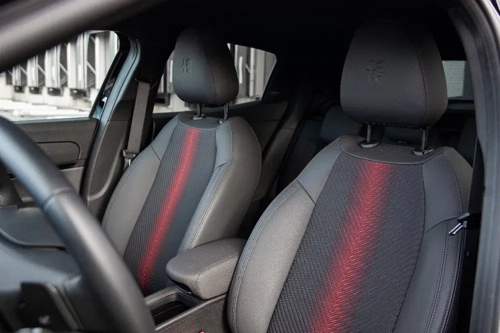 Alfa Romeo Junior 1.2 Turbo Hybrid 136pk Edct6 2025 Zwart uit 2025, foto 8
