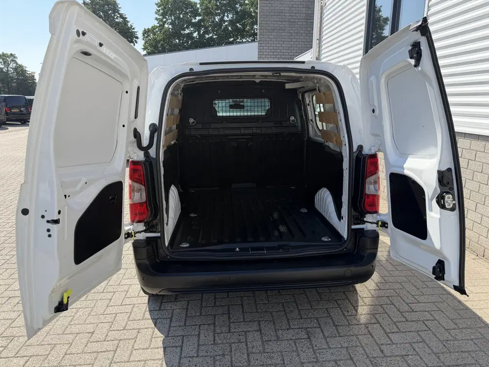 Peugeot Partner 1.2 PureTech Premium uit 2022, foto 11