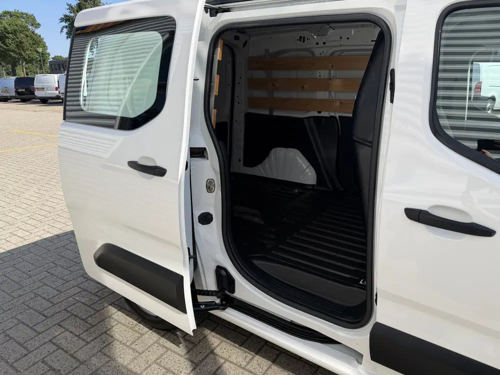 Peugeot Partner 1.2 PureTech Premium uit 2022, foto 13