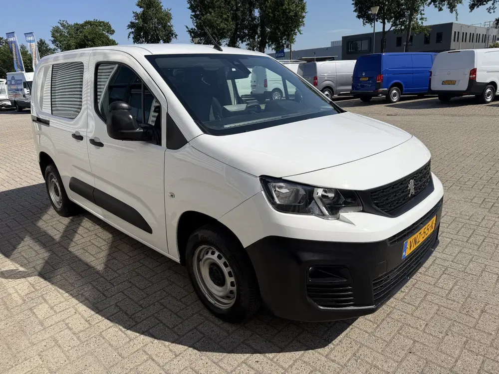Peugeot Partner 1.2 PureTech Premium uit 2022, foto 4