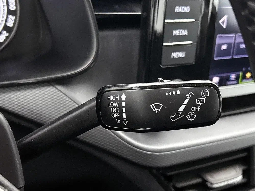 Skoda Scala 1.0 TSI Ambition Metallic lak uit 2024, foto 8