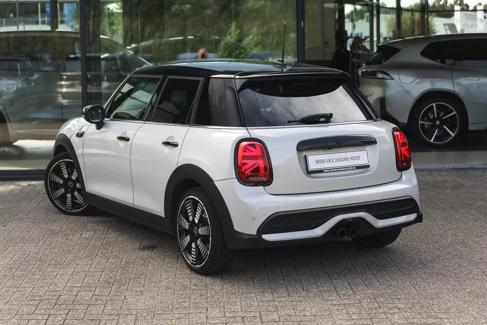 Mini Hatchback Cooper S Classic Automaat uit 2023, foto 2