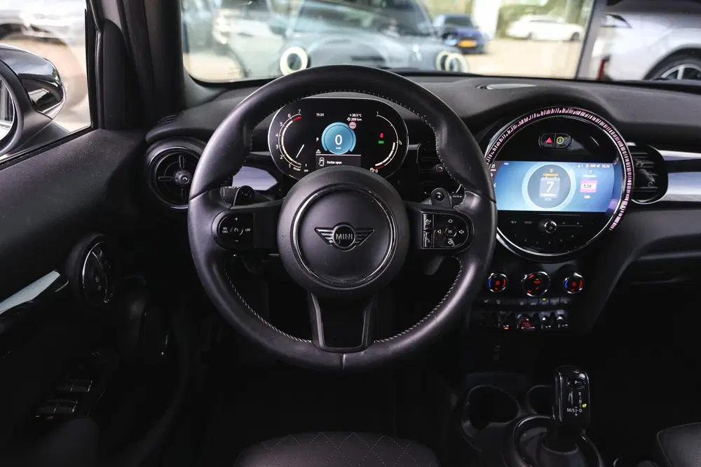 Mini Hatchback Cooper S Classic Automaat uit 2023, foto 3