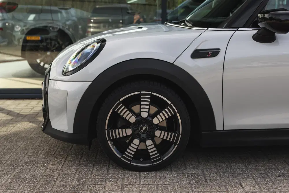 Mini Hatchback Cooper S Classic Automaat uit 2023, foto 4