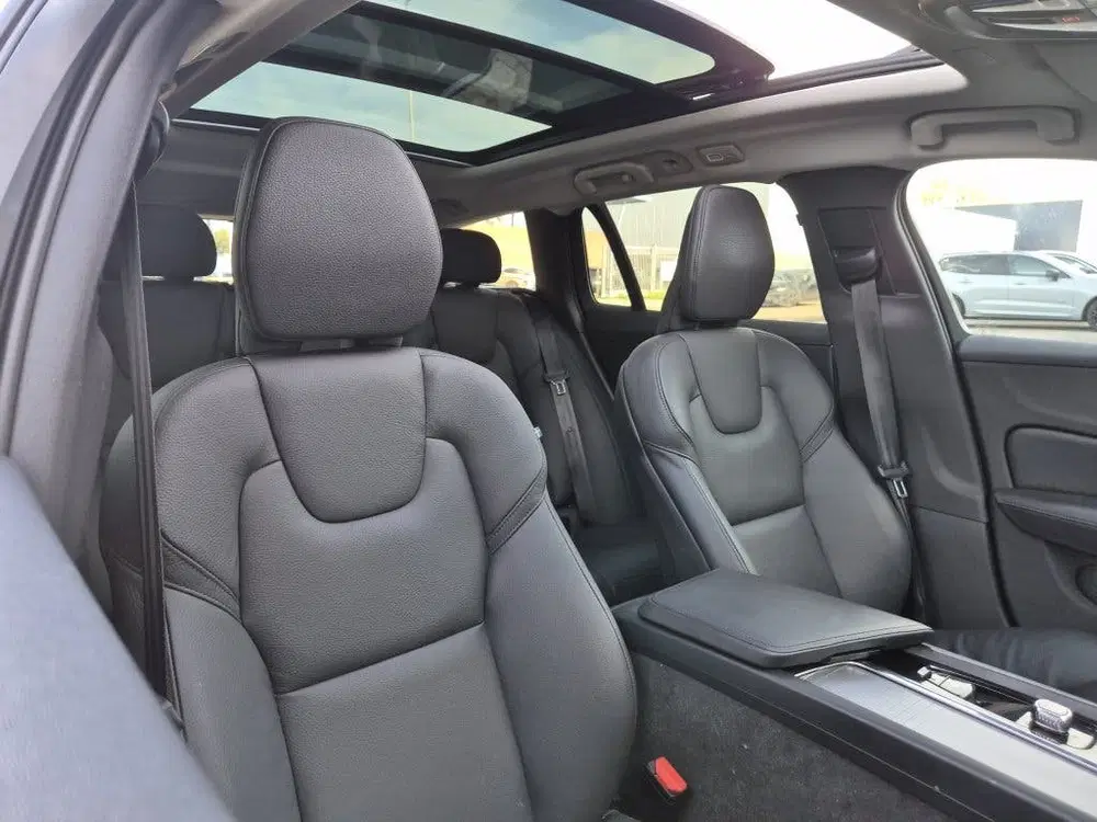 Volvo V60 2.0 B4 Plus Dark uit 2024, foto 4