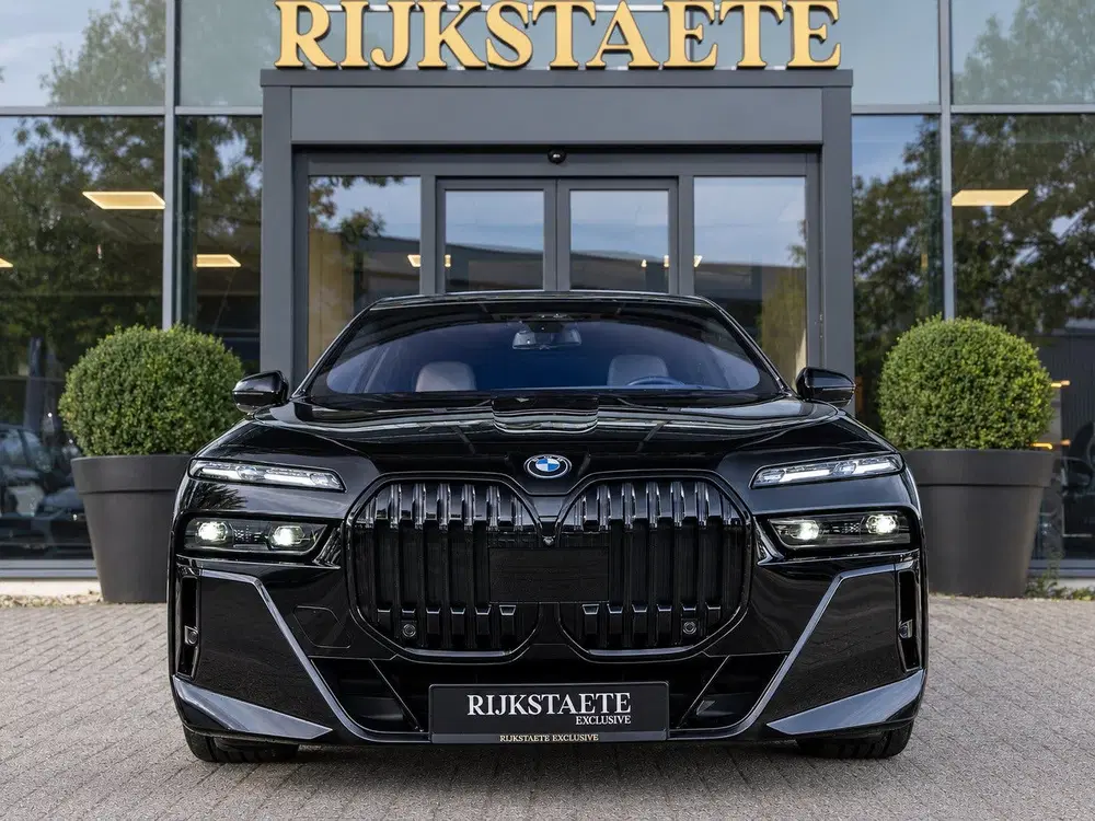 BMW 7-serie 750e XDrive uit 2023, foto 3