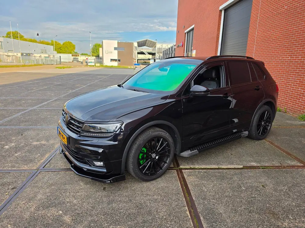 Volkswagen Tiguan 2.0 R-LINE uit 2019, foto 2