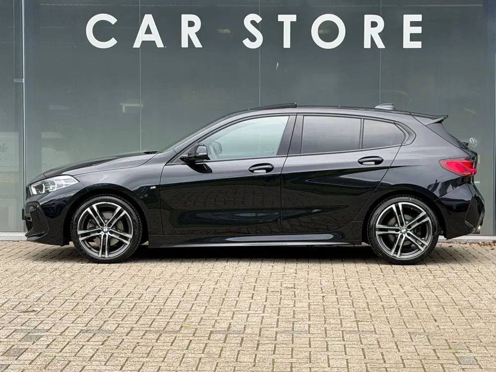 BMW 1-serie 118i Executive Edition M-Sport uit 2020, foto 2