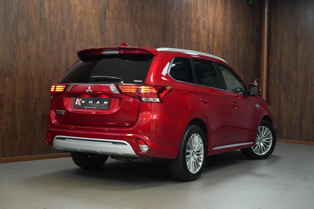 Mitsubishi Outlander 2.4 PHEV Intense+ Panorama uit 2020, foto 2