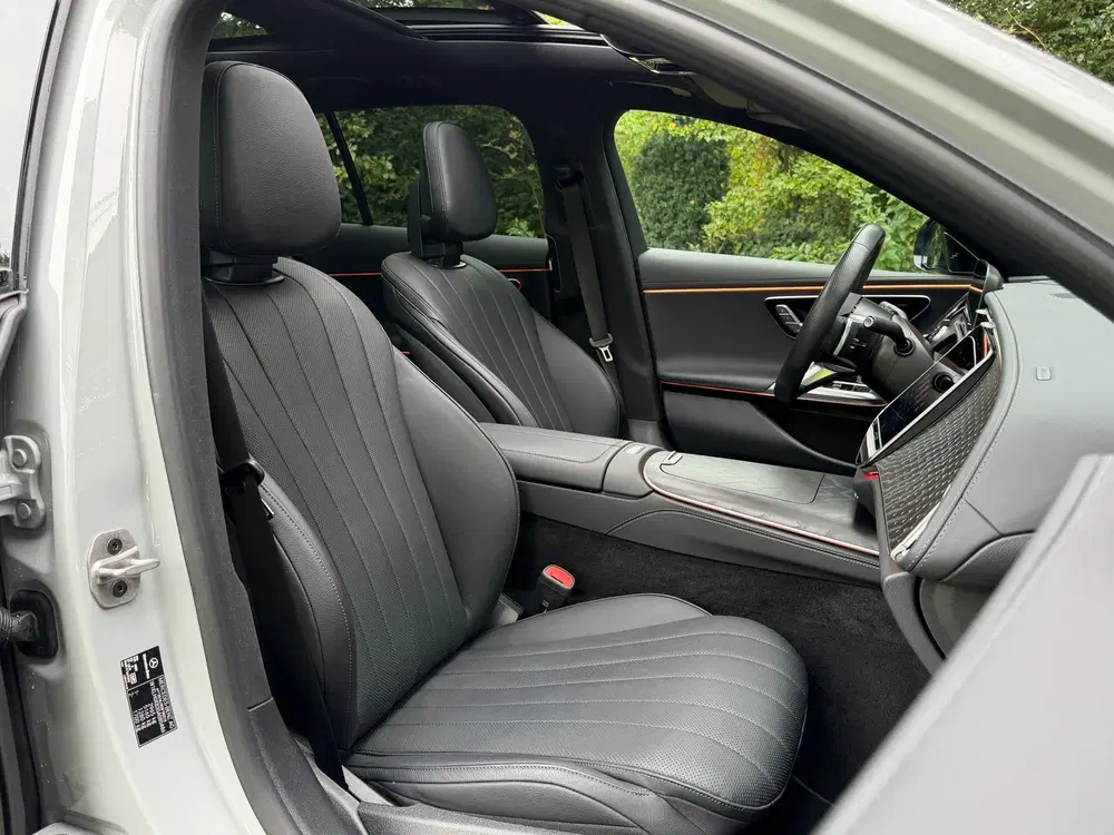 Mercedes-Benz E-Klasse 300 de 4MATIC AMG Line uit 2024, foto 10