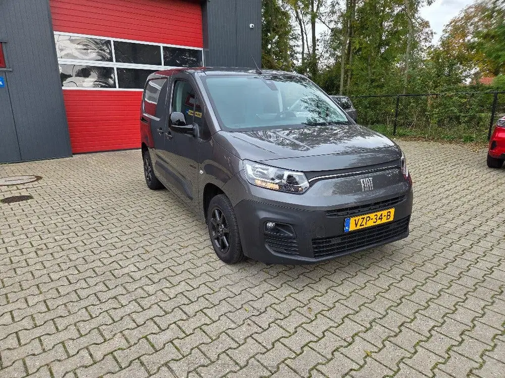 Fiat Doblo 1.5 Bluehdi 100pk S&S L1 2023 Grijs uit 2023, foto 2