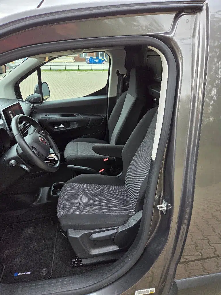 Fiat Doblo 1.5 Bluehdi 100pk S&S L1 2023 Grijs uit 2023, foto 5