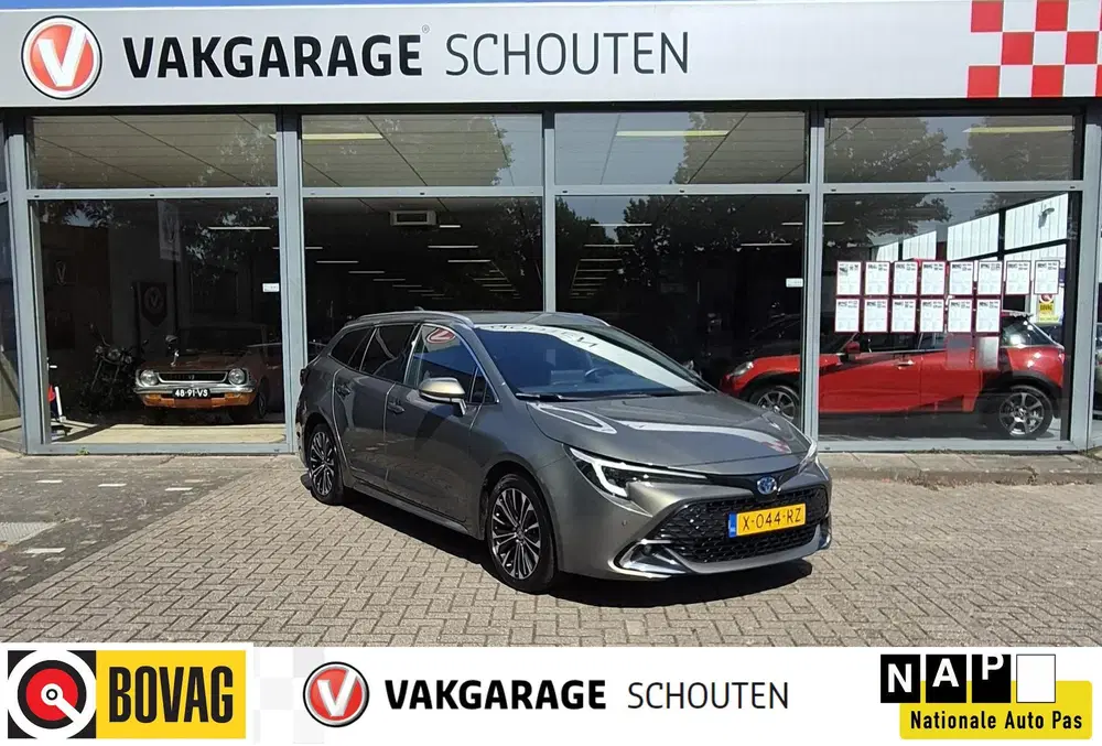 Toyota Corolla 2.0 Hybrid Business Plus uit 2024