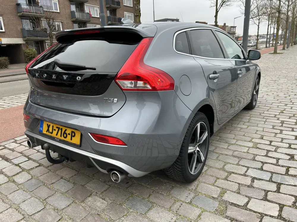 Volvo V40 1.5 T3 Polar+ Sport R design Panodak navi uit 2019, foto 2