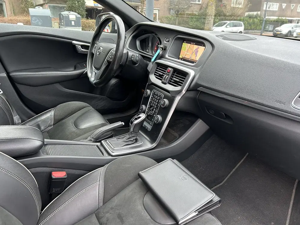 Volvo V40 1.5 T3 Polar+ Sport R design Panodak navi uit 2019, foto 3