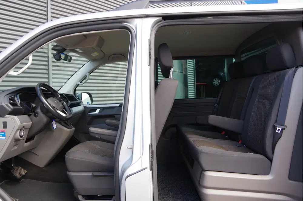 Volkswagen Transporter 2.0 TDI L2H1 DC-5P uit 2021, foto 4