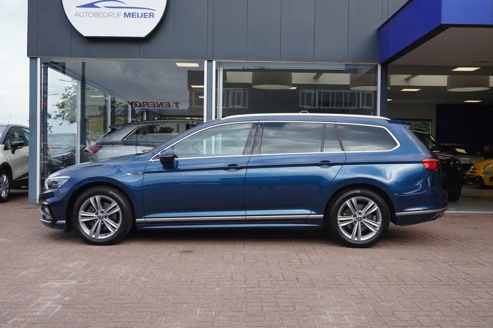 Volkswagen Passat 1.5 TSI R-Line Business + Automaat uit 2022, foto 2