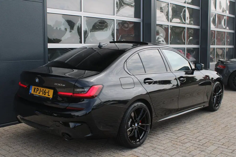 BMW 3-serie 330e M-Sport Shadow uit 2021, foto 15