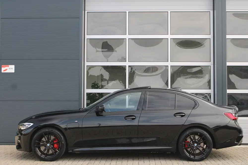 BMW 3-serie 330e M-Sport Shadow uit 2021, foto 4