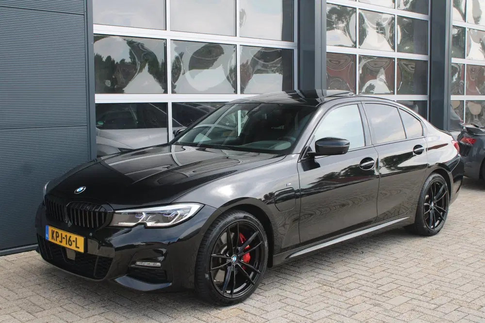 BMW 3-serie 330e M-Sport Shadow uit 2021, foto 9