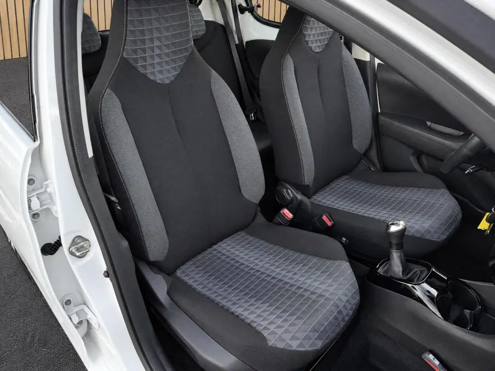 Peugeot 108 1.0 e-VTi Allure uit 2021, foto 12