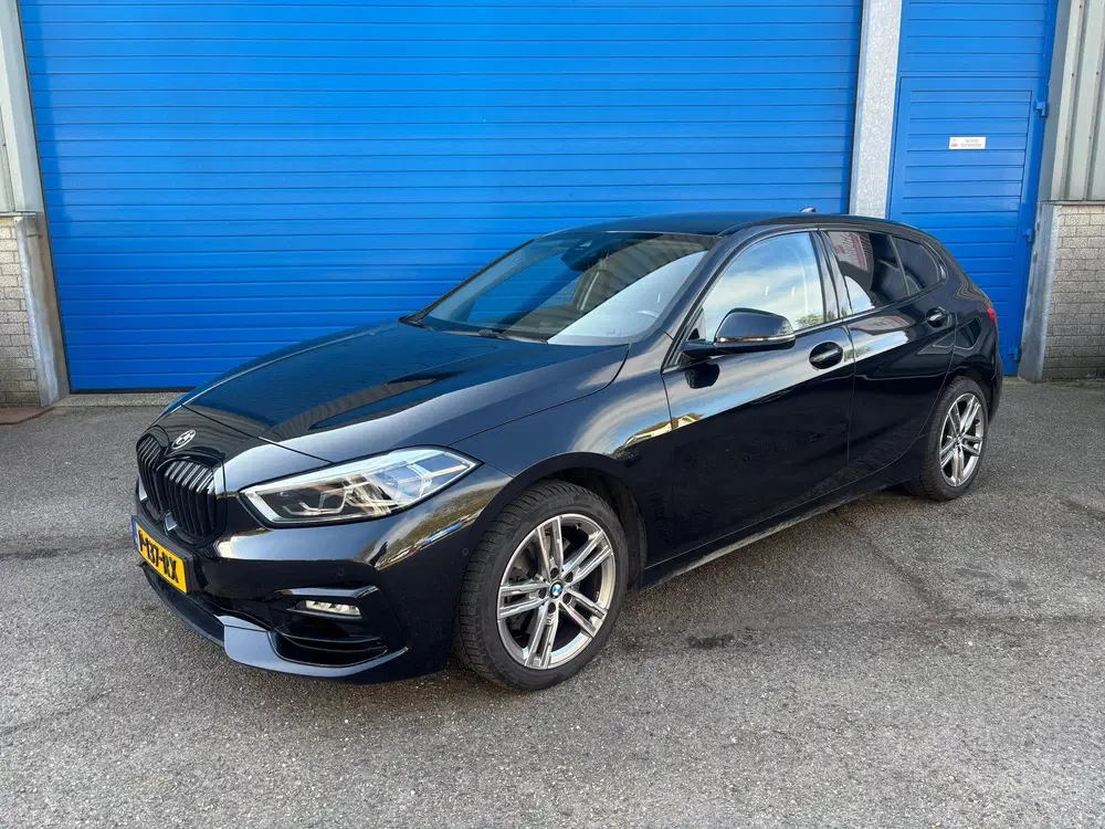 BMW 1-serie 116i High Executive uit 2021, foto 2