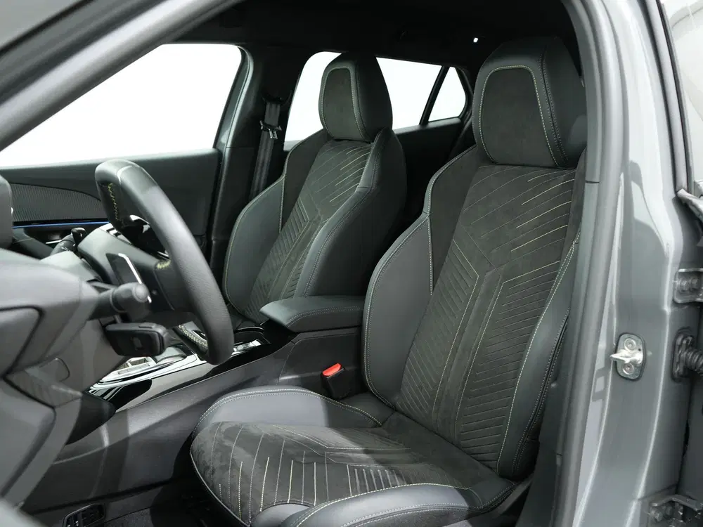 Peugeot 2008 1.2 HYBRID 145PK GT E-DCS6 uit 2025, foto 4