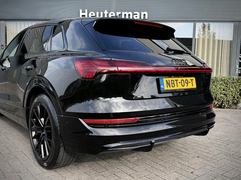 Audi e-tron 55 Quattro S Line Black Edition uit 2023, foto 10