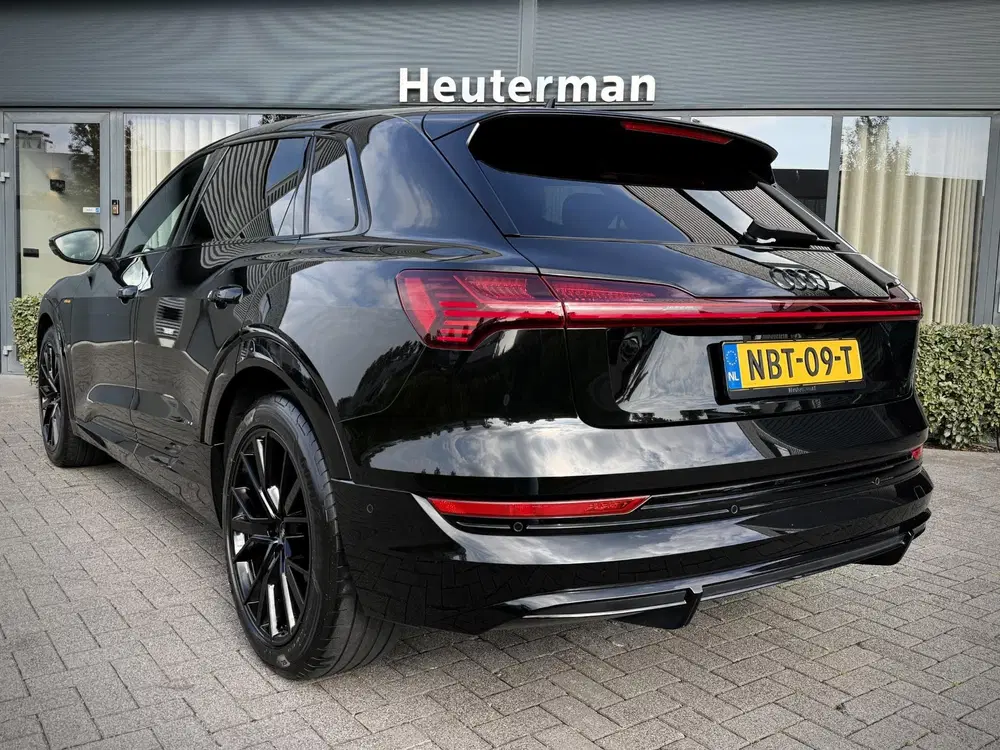 Audi e-tron 55 Quattro S Line Black Edition uit 2023, foto 2