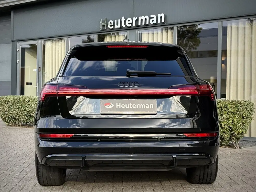 Audi e-tron 55 Quattro S Line Black Edition uit 2023, foto 5