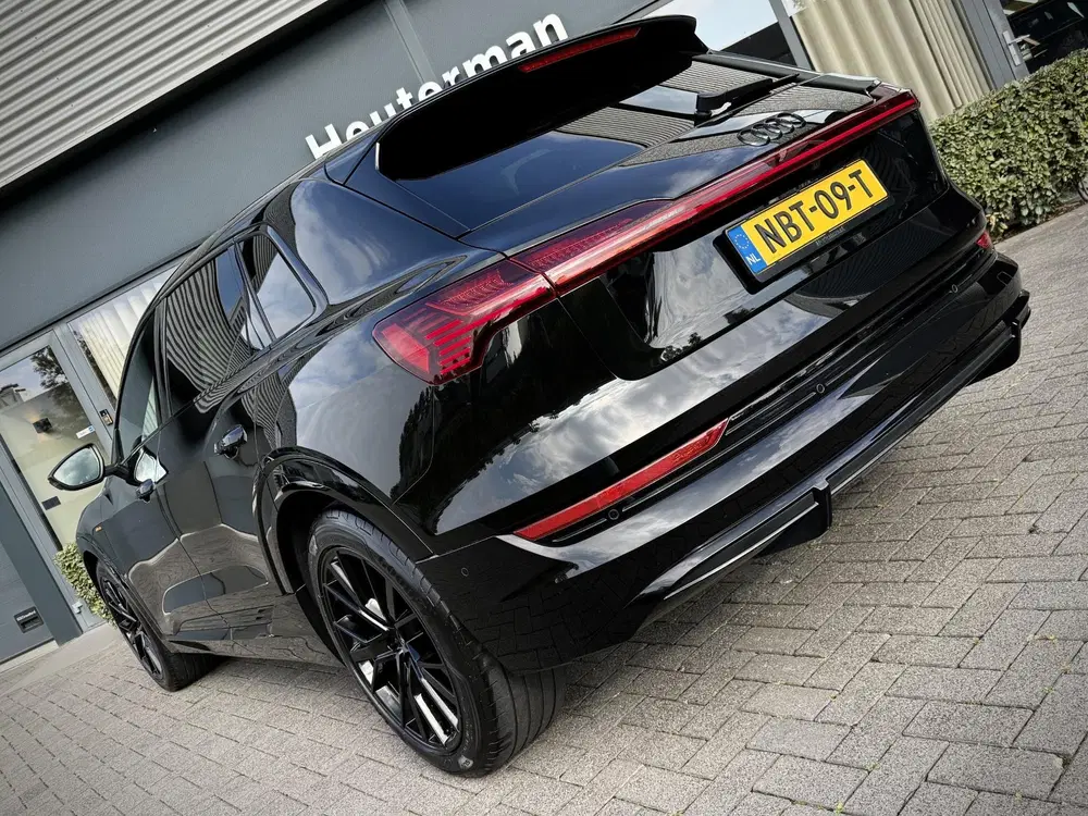 Audi e-tron 55 Quattro S Line Black Edition uit 2023, foto 8