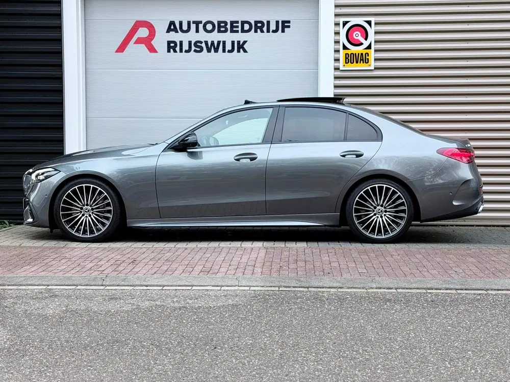 Mercedes-Benz C-Klasse 300 AMG Line Pano uit 2021, foto 2