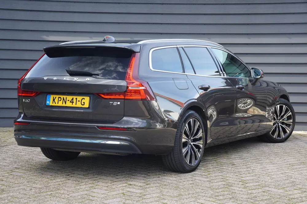 Volvo V60 2.0 T8 Plug-in hybrid AWD Plus Bright uit 2024, foto 2