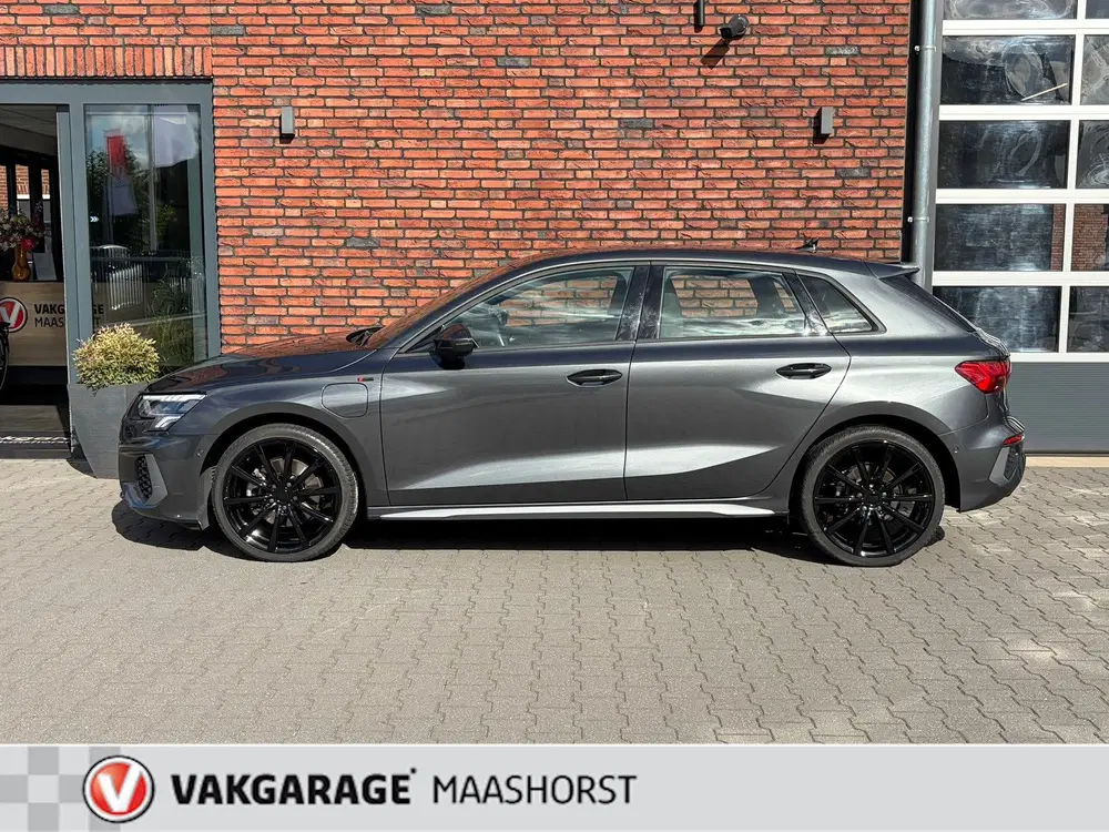 Audi A3 45 TFSI e S edition Competition Plug-In Pa uit 2021, foto 3
