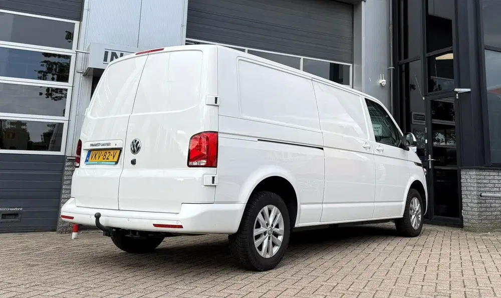 Volkswagen Transporter 2.0 TDI L2H1 28 Highline 150PK Automa uit 2021, foto 2