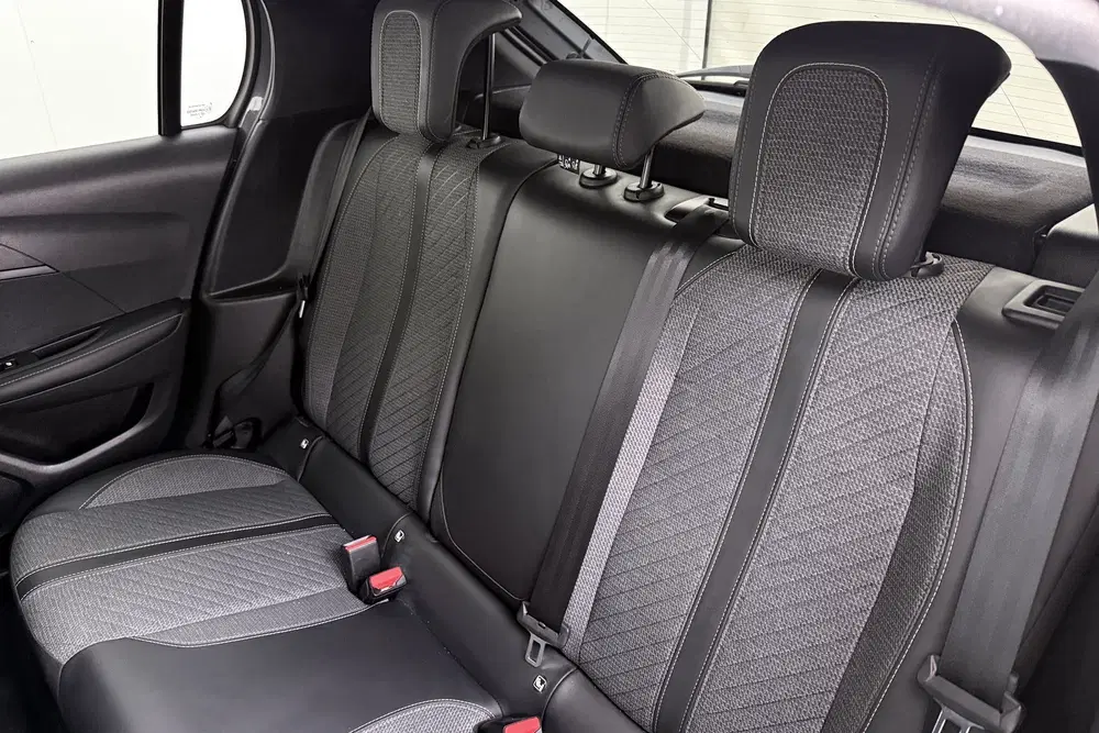 Peugeot 208 1.2T 101 PK Allure Half-Leder Carplay DAB uit 2025, foto 11