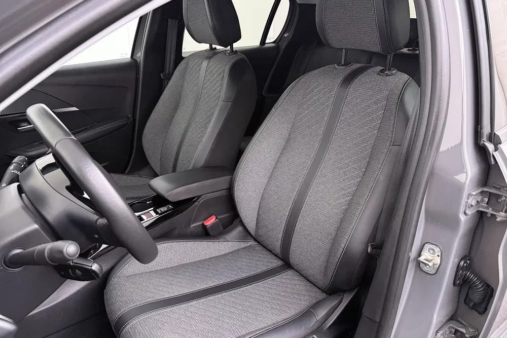 Peugeot 208 1.2T 101 PK Allure Half-Leder Carplay DAB uit 2025, foto 9